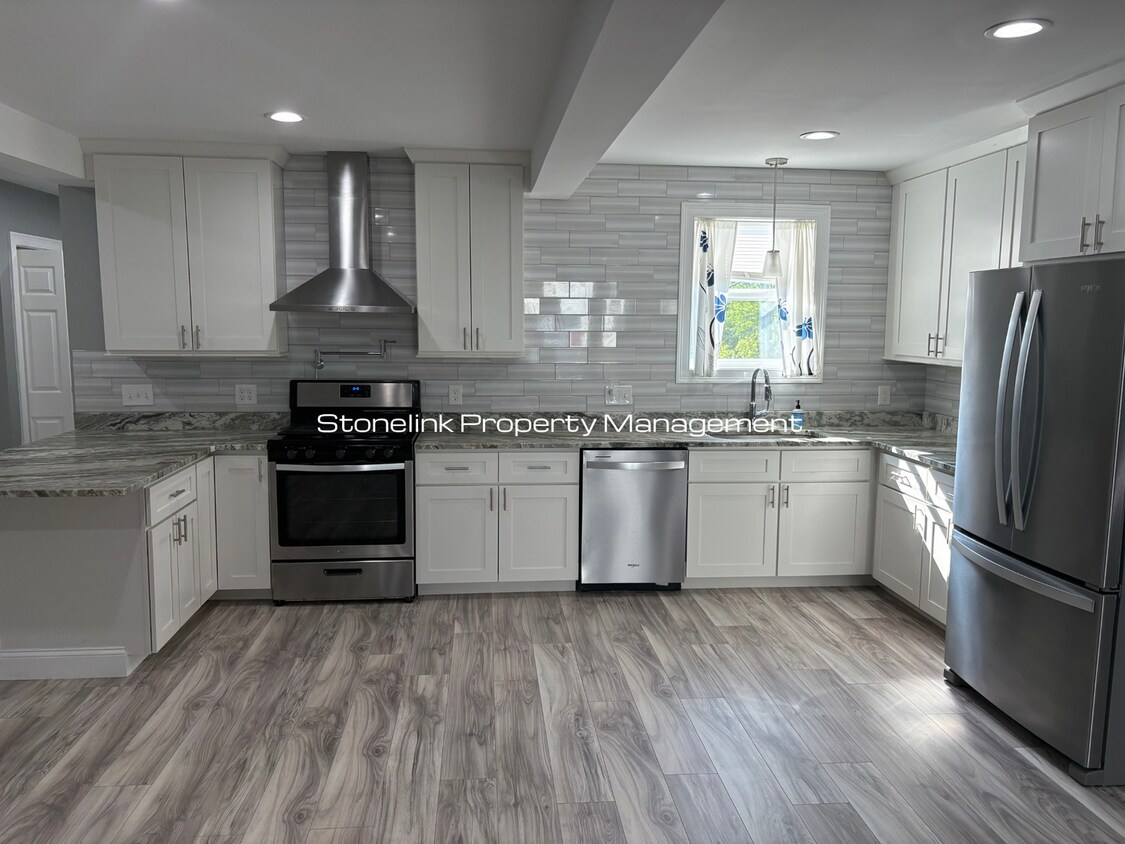 Foto principal - Fully Renovated Condo For Rent in West War...