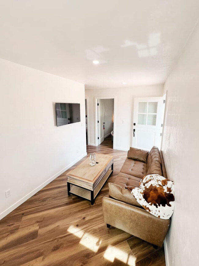 Foto del edificio - 898 Veronica Springs Rd