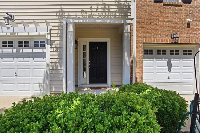 Building Photo - Beautiful  3 bedroom Townhome Living in Apex, NC