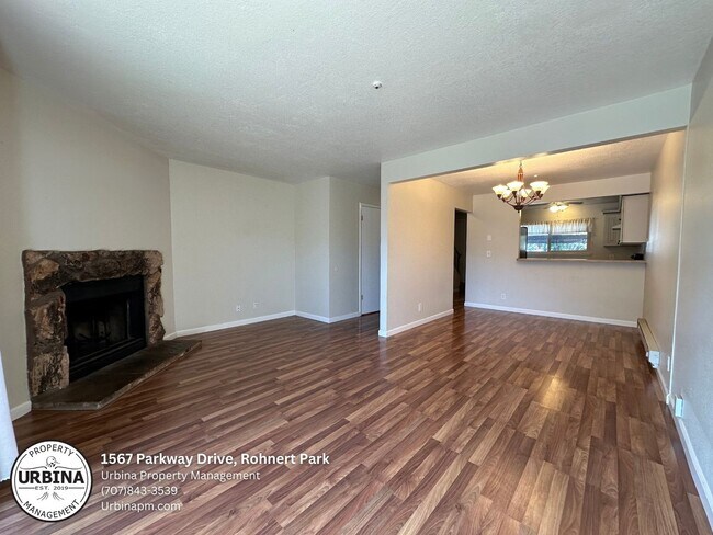 Building Photo - Spacious 2-Bedroom Townhome in Ideal Rohne...