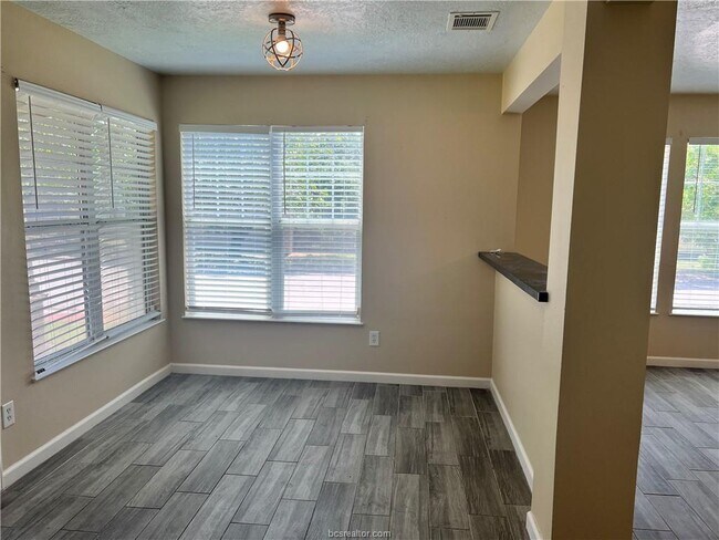 Building Photo - 1808 W Villa Maria Rd
