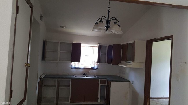 Building Photo - 804 W Morales St