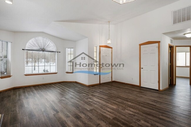 Building Photo - Lovely 3 Bedroom 2 Bath Home w/ 2 Car Gara...