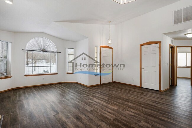 Foto del edificio - Lovely 3 Bedroom 2 Bath Home w/ 2 Car Gara...