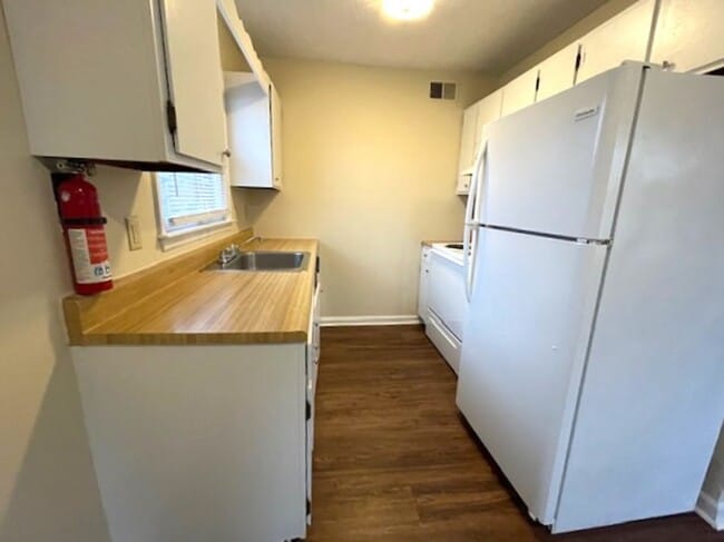Building Photo - Newly Remodeled Apartment Camelot Drive 4 ...