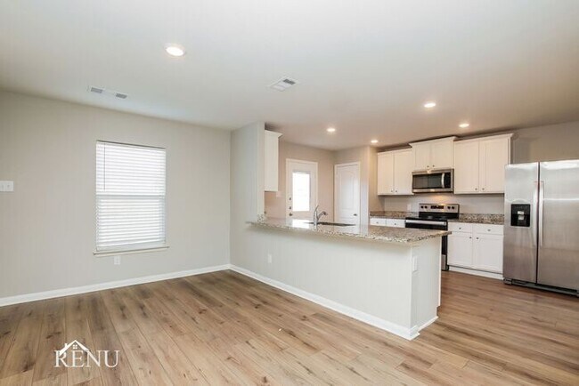 Foto del edificio - Now Available!