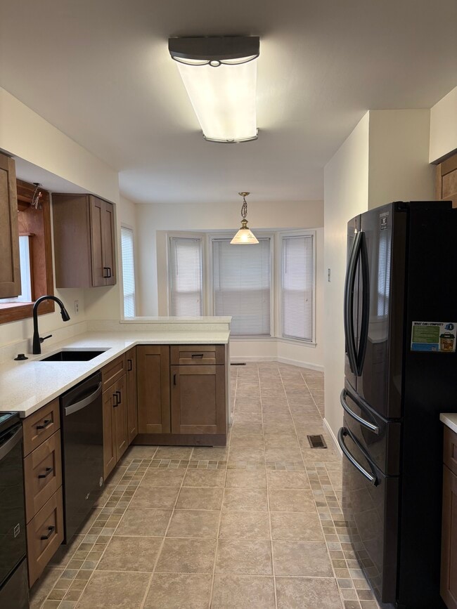 Building Photo - 14208 Greenview Dr
