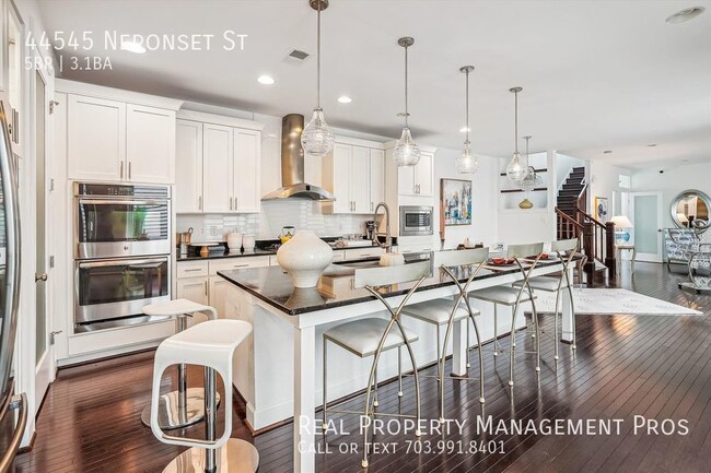 Building Photo - Beautifully Updated and Maintained 5 Bedro...