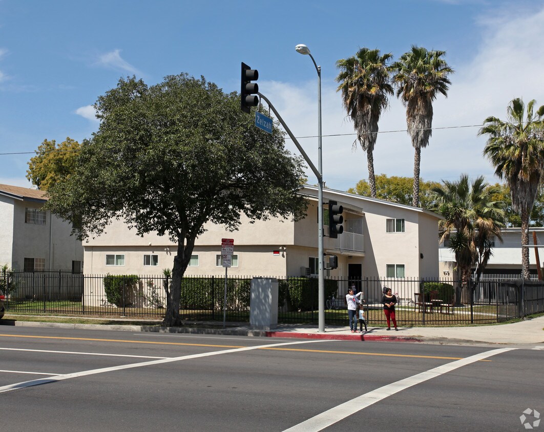 Foto principal - 8307 Zelzah Ave