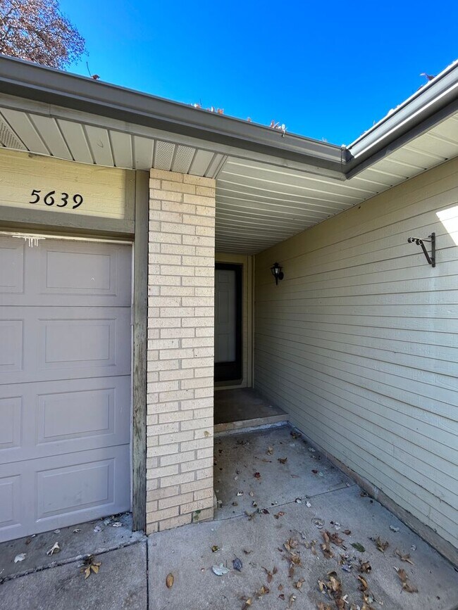 Building Photo - 3 Bedroom with Garage! BRAND NEW WINDOWS!