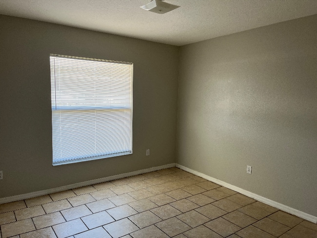 Building Photo - 773 Squirrel Ct