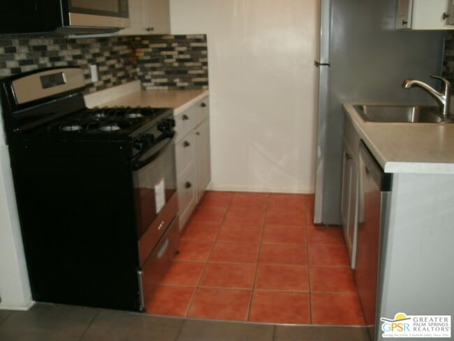 Building Photo - 2290 S Palm Canyon Dr