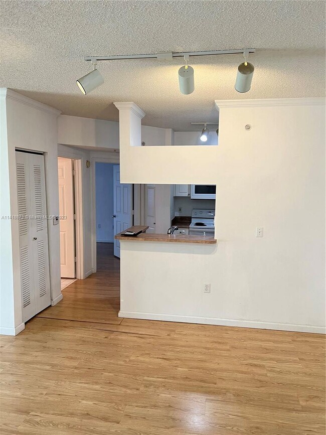 Foto del edificio - 17145 N Bay Rd