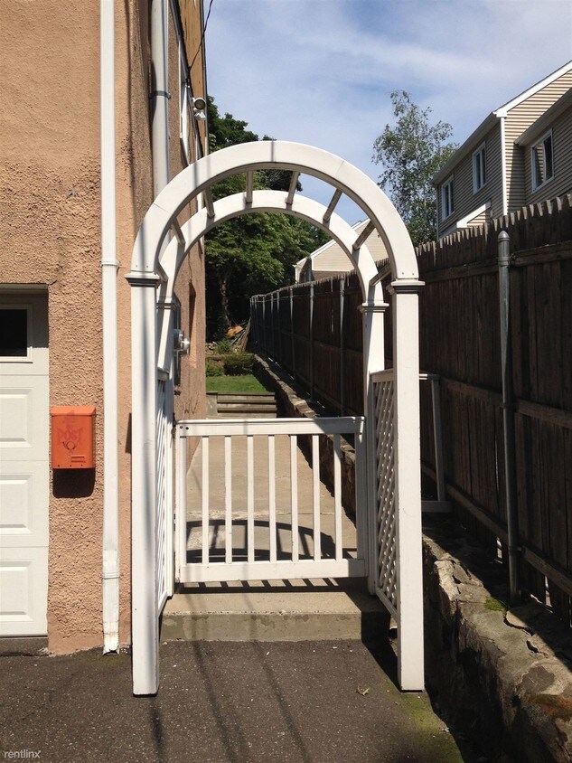 55 Bible St Unit Apt B, Cos Cob, CT 06807 Condo for Rent in Cos Cob