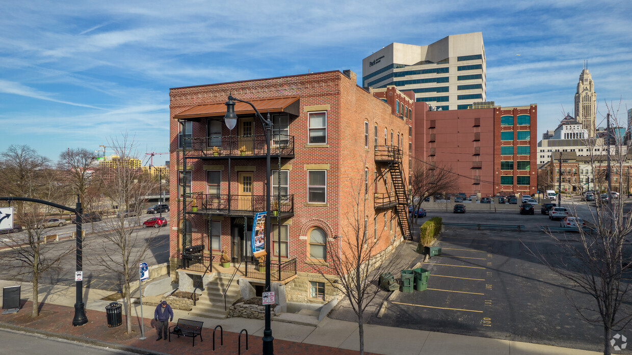 Primary Photo - 104 W Main St