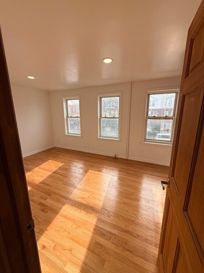 Building Photo - 2068 33rd St