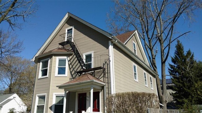 Foto del edificio - 185 Bourne Ave