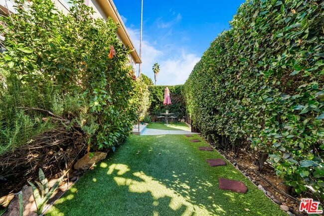 Foto del edificio - 11585 Riverside Dr