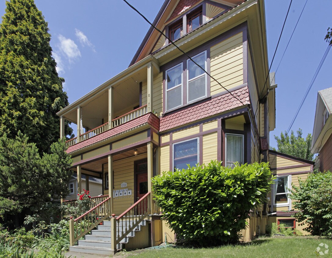 Building Photo - 2325 SE Taylor St