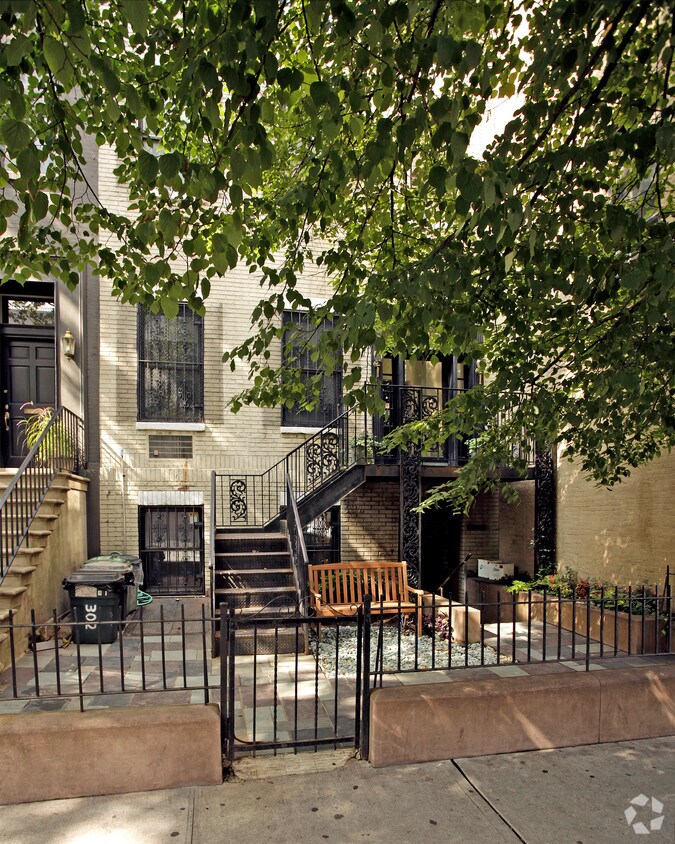 Foto del edificio - 302 E 30th St