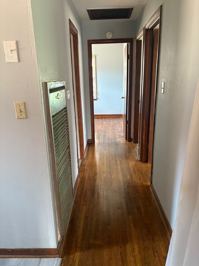Building Photo - 3 Bedrooms and 1 Bathroom - MOVE-IN SPECIAL: $200 off first month