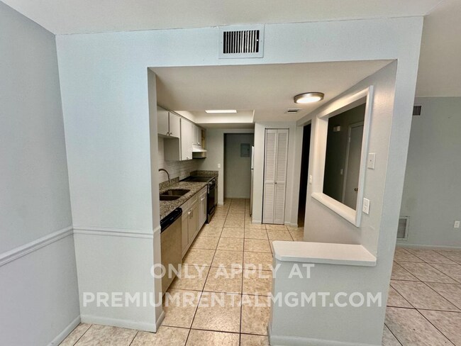 Foto del edificio - Large 2 bedroom condo on the first floor