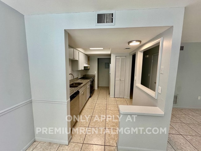 Building Photo - Large 2 bedroom condo on the first floor