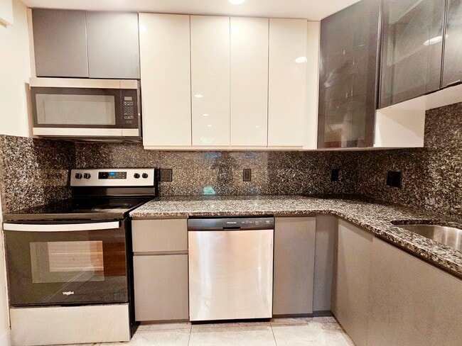 Building Photo - 1803 Beacon St