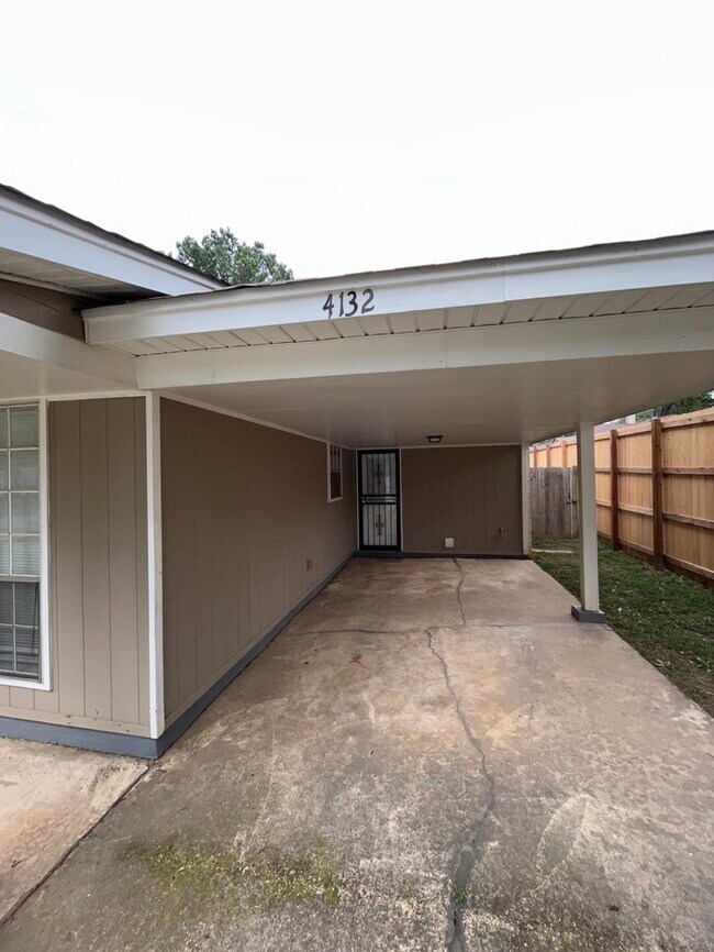 Building Photo - $500 OFF FIST MONTH'S RENT!