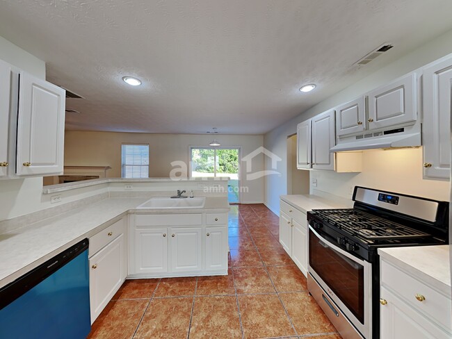 Building Photo - 509 Lazy River Ln