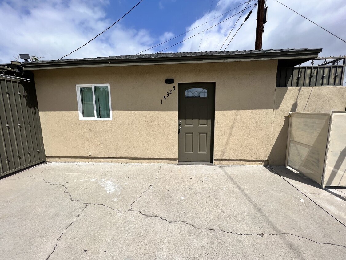 15325 Erwin St Van Nuys, CA 91411 Apartment for Rent in Los Angeles, CA