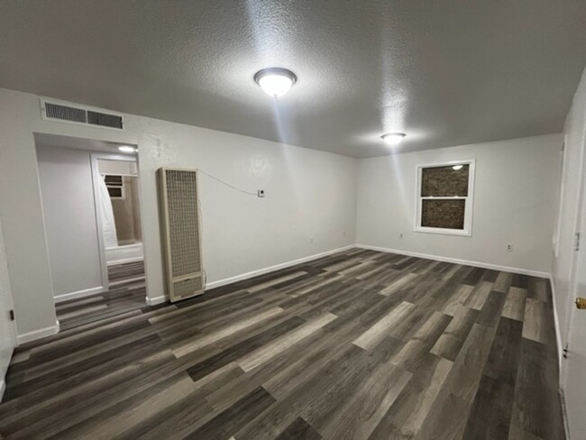 Building Photo - Cozy Single Story 2 bedroom and 1 bath hom...