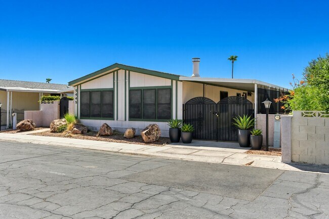 Building Photo - 5445 Tres Piedras Rd