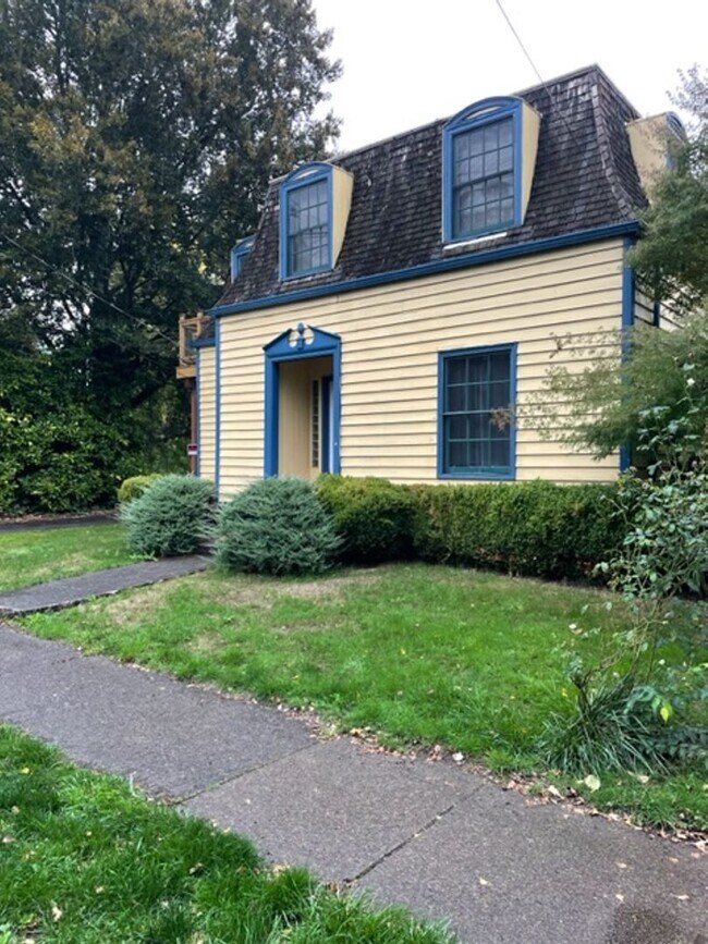 Foto del edificio - Unique 1920's home close to Capital Park a...