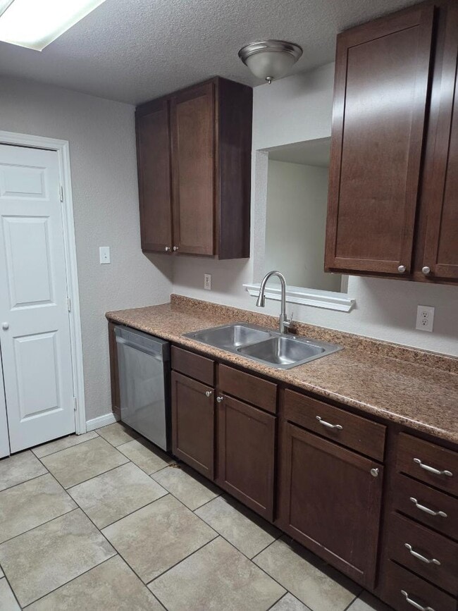 Building Photo - 305/307 Shirley Dr