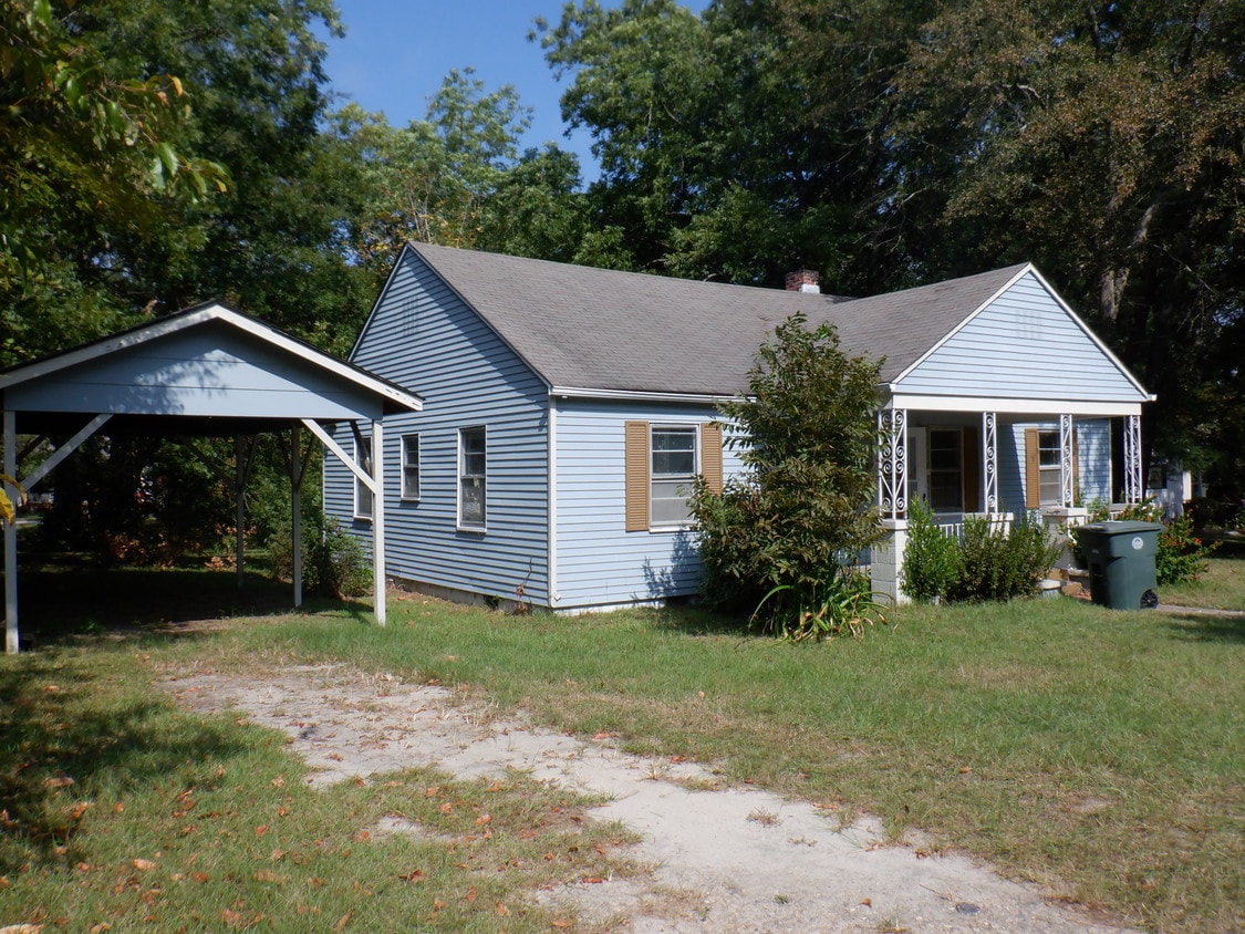 2106 Cowan St, Fayetteville, NC 28306 House Rental in Fayetteville