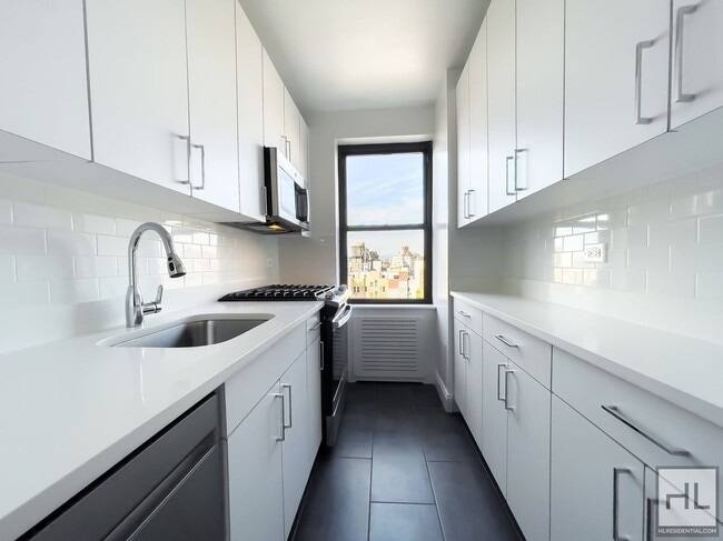 Building Photo - FIFTH AVENUE