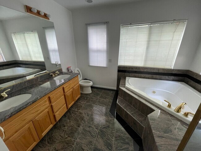 Master Bath Room - 3003 Markridge Rd