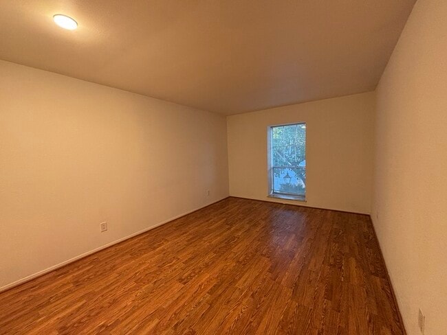 Building Photo - 1 Bed and 1 Bath Condo in the heart of Pra...