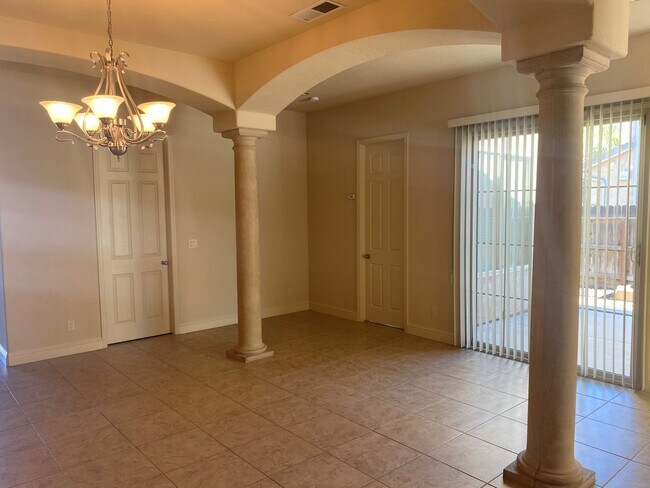 Foto del edificio - 5772 N Rumi Ave