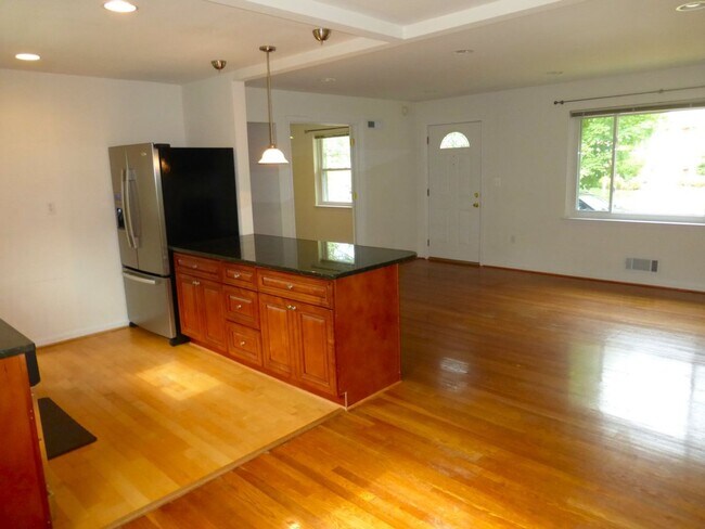 Foto del edificio - Beautiful 4 BR Rambler in Falls Church City