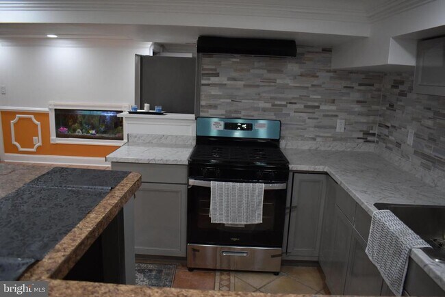 Building Photo - 6308 Joslyn Pl