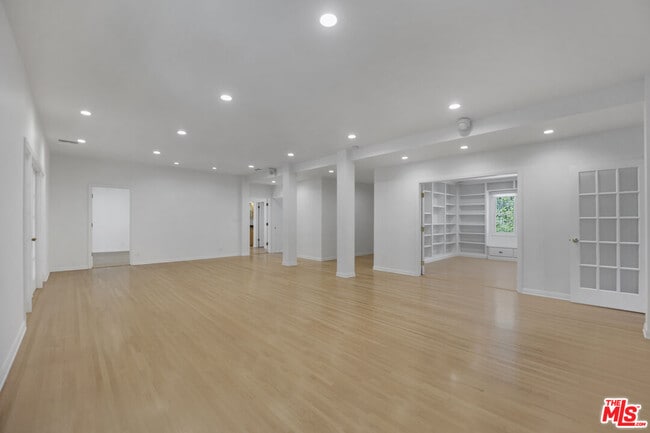 Building Photo - 1231 Club View Dr