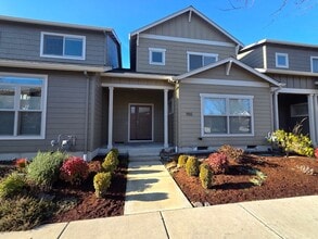 Building Photo - 955 Camelot Dr