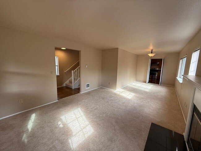 Building Photo - 3 Bed 2.5 Bath House In Leschi