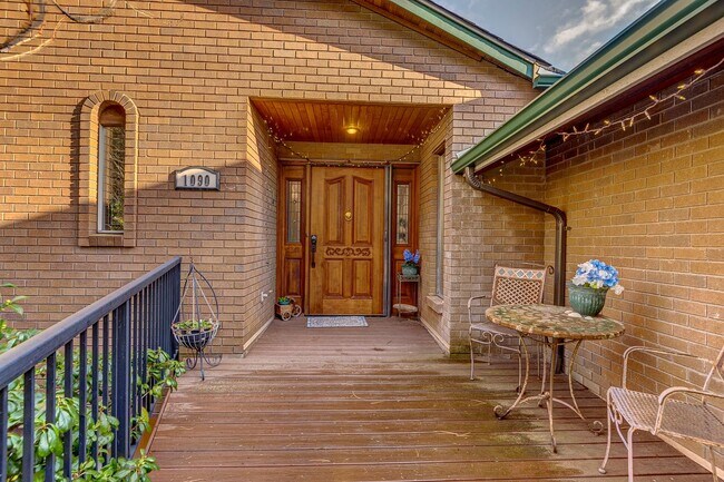 Foto del edificio - 3 Bedroom 2.5 bathroom spacious home with views of marina and downtown Oak Harbor