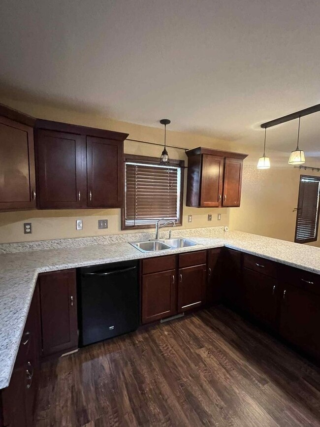 Building Photo - BEAUTIFUL 2 BEDROOM / 1 BATHROOM IN JOPLIN...