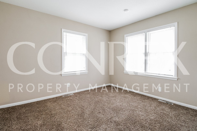 Building Photo - 3 bdrm, 2 bath split level!
