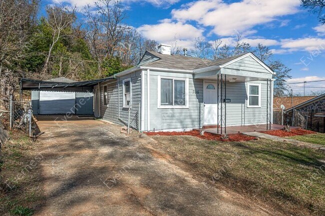 Building Photo - 706 Attalla Pl