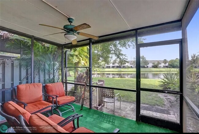 Foto del edificio - 3325 Carambola Cir S